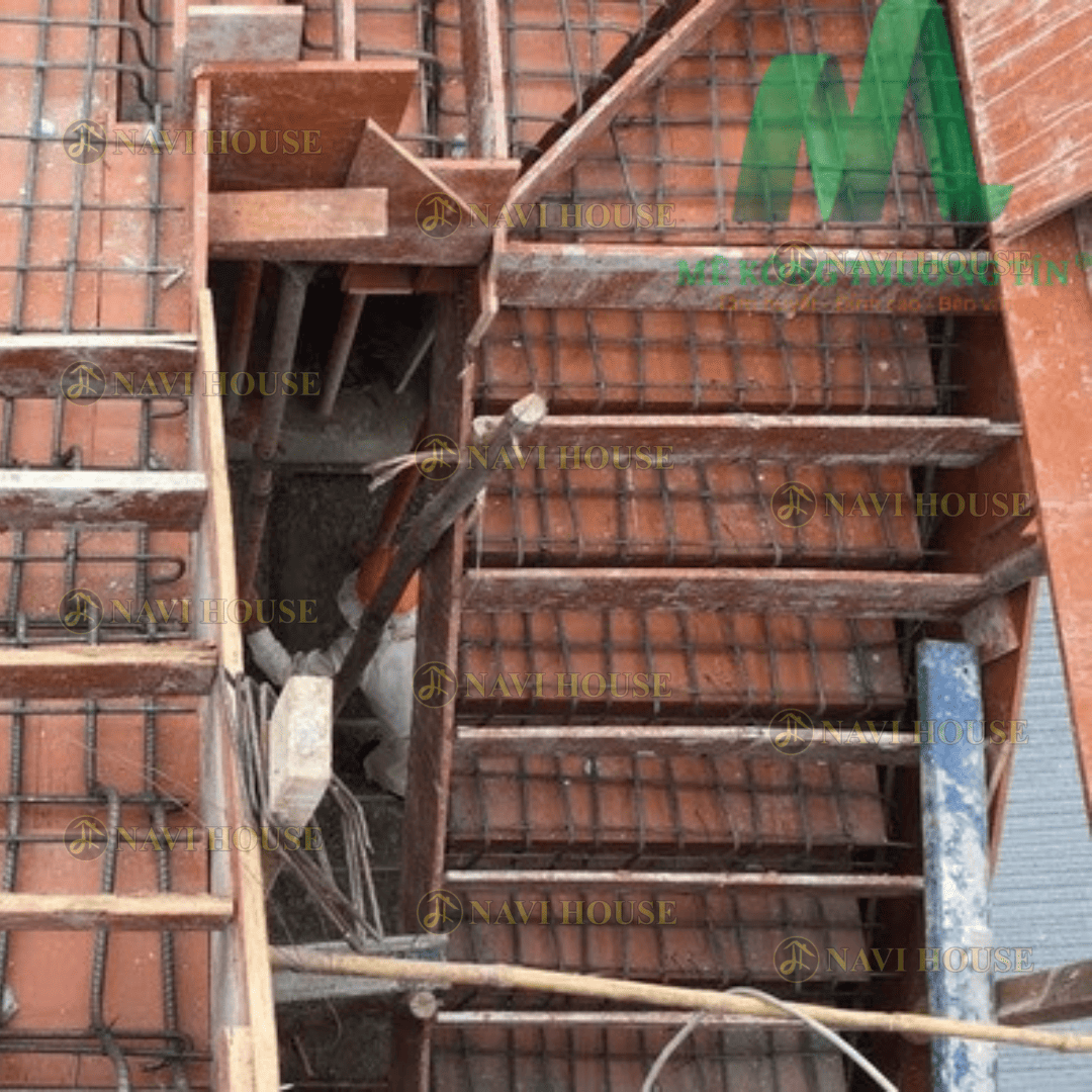 Trước khi đổ bê tông cầu thang cần lưu ý chuẩn bị cốp pha và cốt thép